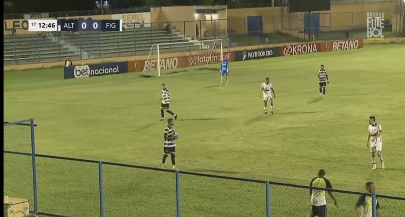 Furacão já de camisas brancas durante o jogo