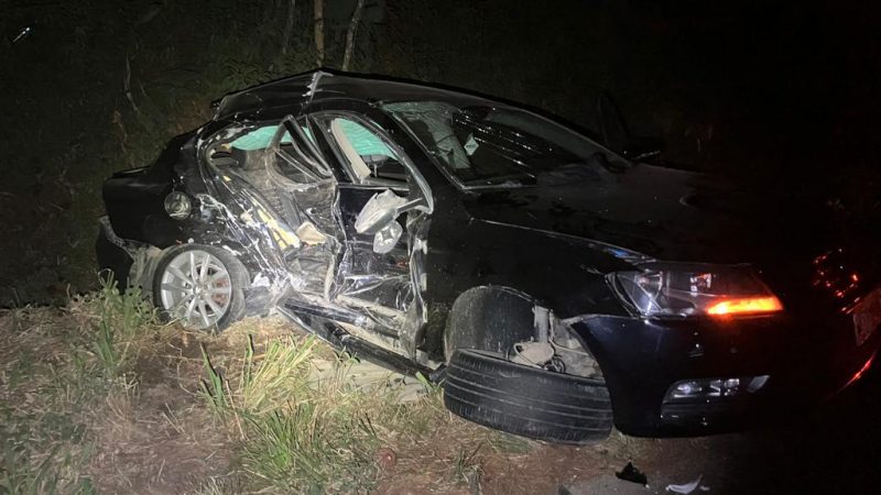 Motorista do carro que invadiu contram&atilde;o fugiu ap&oacute;s acidente e passageira morreu na noite deste domingo (21) – Foto: Corpo de Bombeiros Militar/Divulga&ccedil;&atilde;o/ND