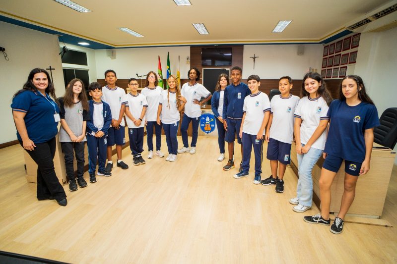 No projeto Vereador Mirim, professora e alunos visitam a câmara e descobrem a importância da política