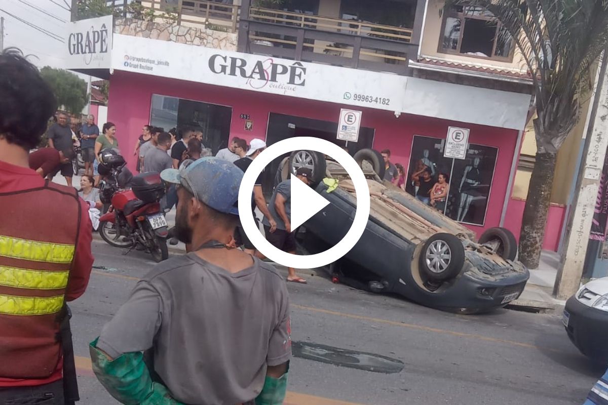 VÍDEO: Em Imagens Impressionantes, Carro Capota E Quase Atropela ...