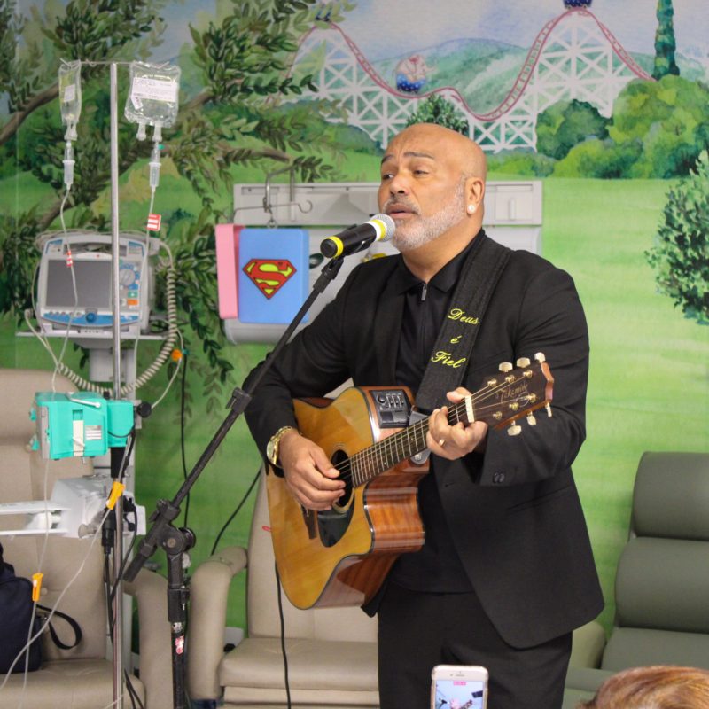 Rick, da dupla Rick e Renner, visitou o Hospital Santo Antônio, em Blumenau 