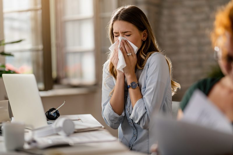Sintomas de Covid-19 são marcados por tosse, dor de garganta e coriza 