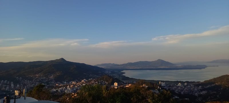 O amanhecer contou com temperaturas próximas e abaixo de 0°C nos pontos mais altos da Serra em SC. Houve formação de geadas em pontos isolados do Estado e presença de nevoeiros