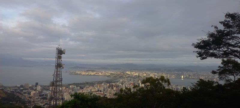 O tempo contou com amanhecer de terça-feira com presença de nevoeiros na maioria das regiões de SC