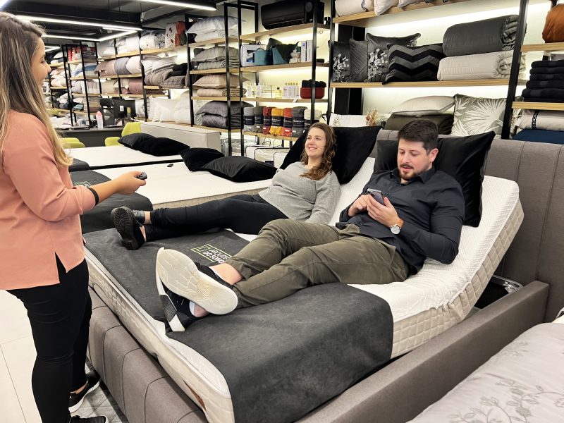 Consultora especializada orienta casal na hora da escolha da cama – Foto: Arquitetura do Sono/Divulga&ccedil;&atilde;o
