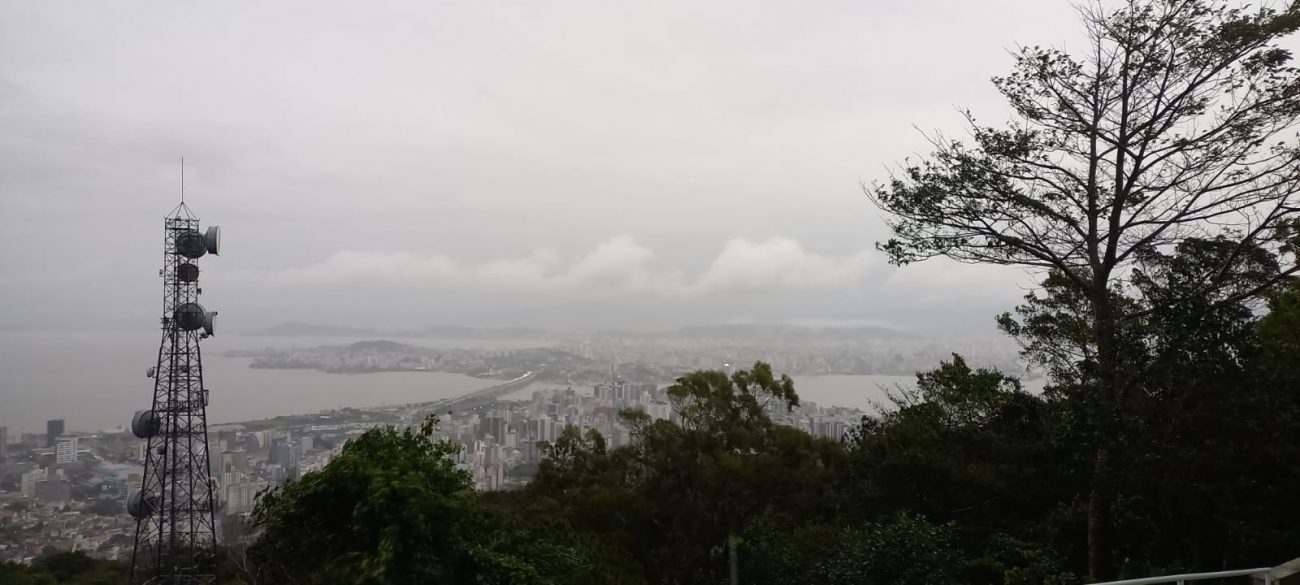 Na foto é possível ver tempo nublado com muitas nuvens e chuva fraca em Florianópolis.