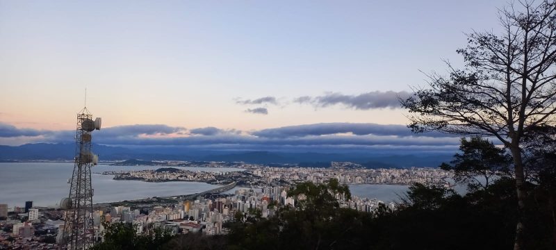 O tempo melhora na sexta-feira, mas ainda há possibilidade de chuvas isoladas em algumas regiões de SC.