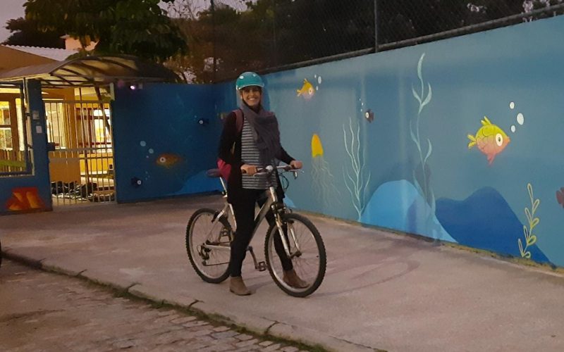 Professora pedala 18 km por dia para dar aula em Florianópolis
