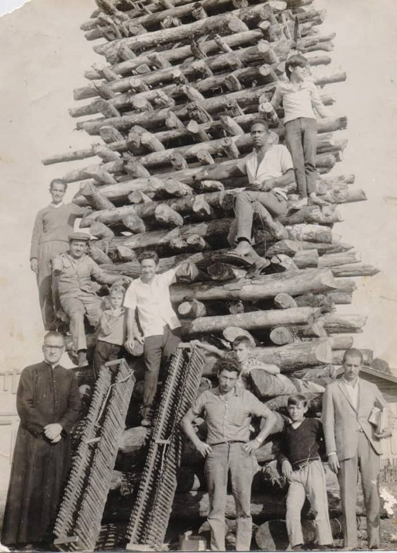 Fogueira construída no arraiá em 1975