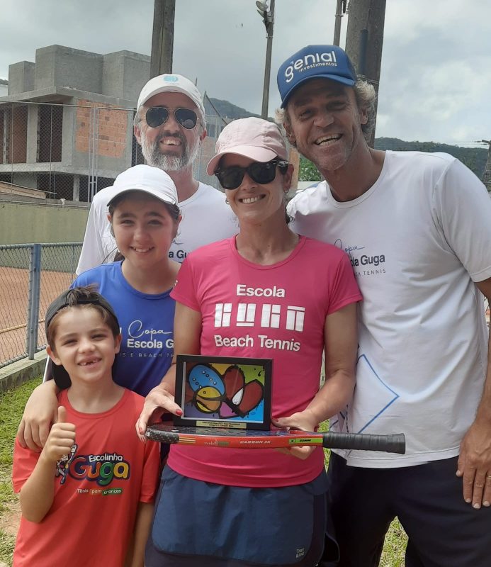 A família de Patrícia junto com o atleta de tênis, Guga &#8211; Foto: PMF/Divulgação/ND
