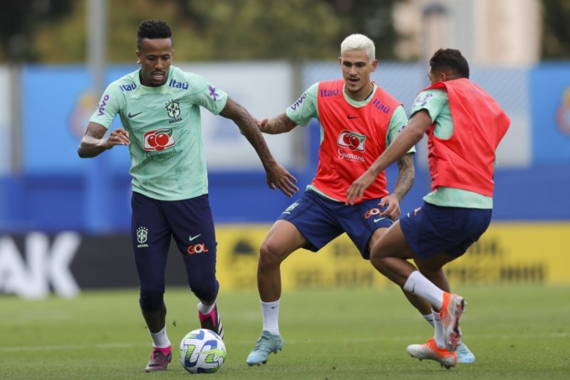 Atacante Rony (de costas) protagonizou lance feio