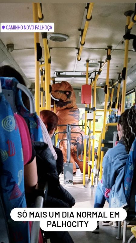 Nem &ocirc;nibus em hor&aacute;rio de pico &eacute; p&aacute;reo para o dinossauro de Palho&ccedil;a – Foto: @anjofernandestattooInstagram/Reprodu&ccedil;&atilde;o/ND