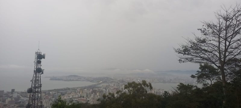 Tempo fechado, muitas nuvens e chuvas acontecem nesta manhã de sexta-feira em boa parte de SC.