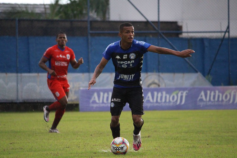 Flamengo contrata lateral-direito do Atlético Tubarão