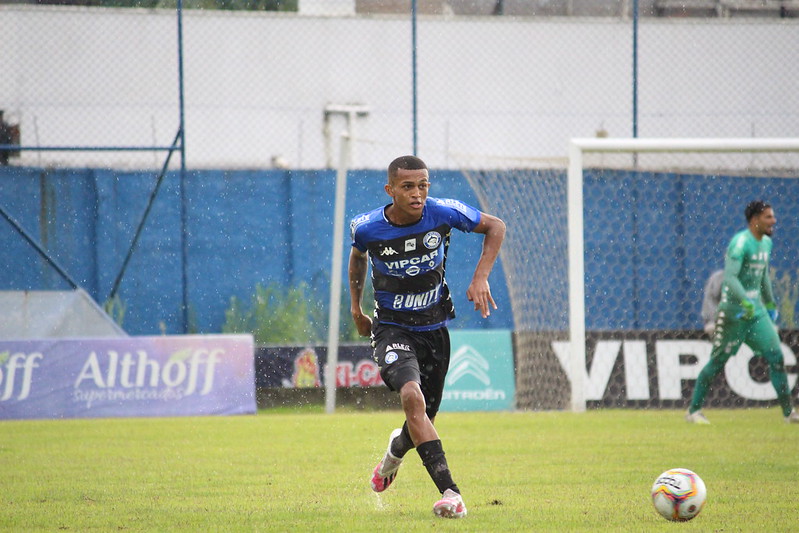 Promessa do Ninho, lateral-direito Wesley França é relacionado