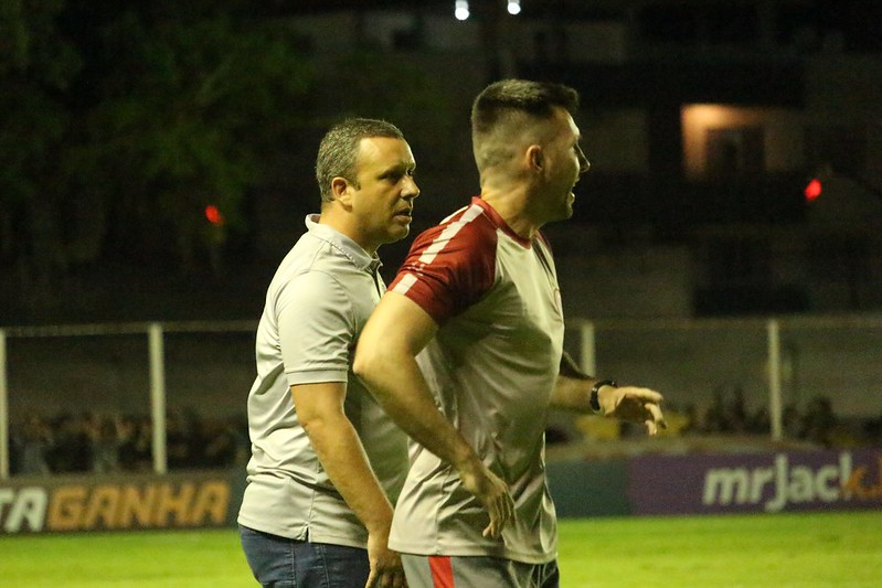 Raul Cabral, ao fundo, &eacute; o grande maestro desse surpreendente Herc&iacute;lio Luz – Foto: Herc&iacute;lio Luz Futebol Clube/Divulga&ccedil;&atilde;o/ND