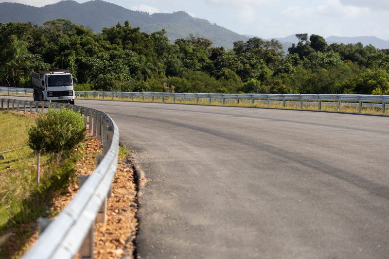 As obras seguem, simultaneamente, nos 50 km da nova rodovia. Mais de 37 km j&aacute; est&atilde;o pavimentados – Foto: Arteris Litoral Sul/Divulga&ccedil;&atilde;o