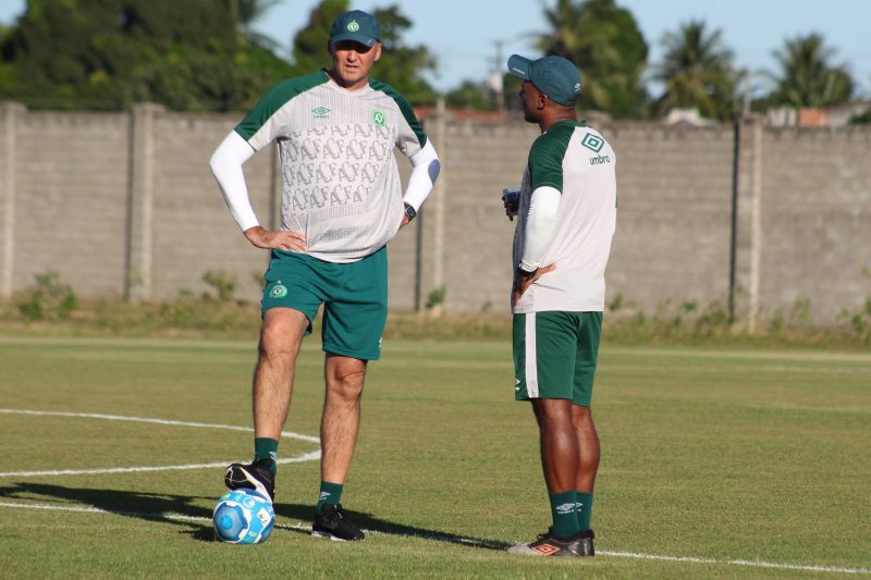 Gilmar Dal Pozzo e o auxiliar Emerson Nunes – Foto: Jo&atilde;o Heemann/ACF/ND