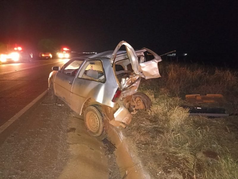 Os carros ficaram destruídos no acidente. 