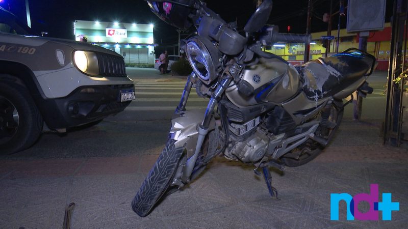 A moto ficou danificada com a for&ccedil;a da batida – Foto: Ricardo Alves/NDTV