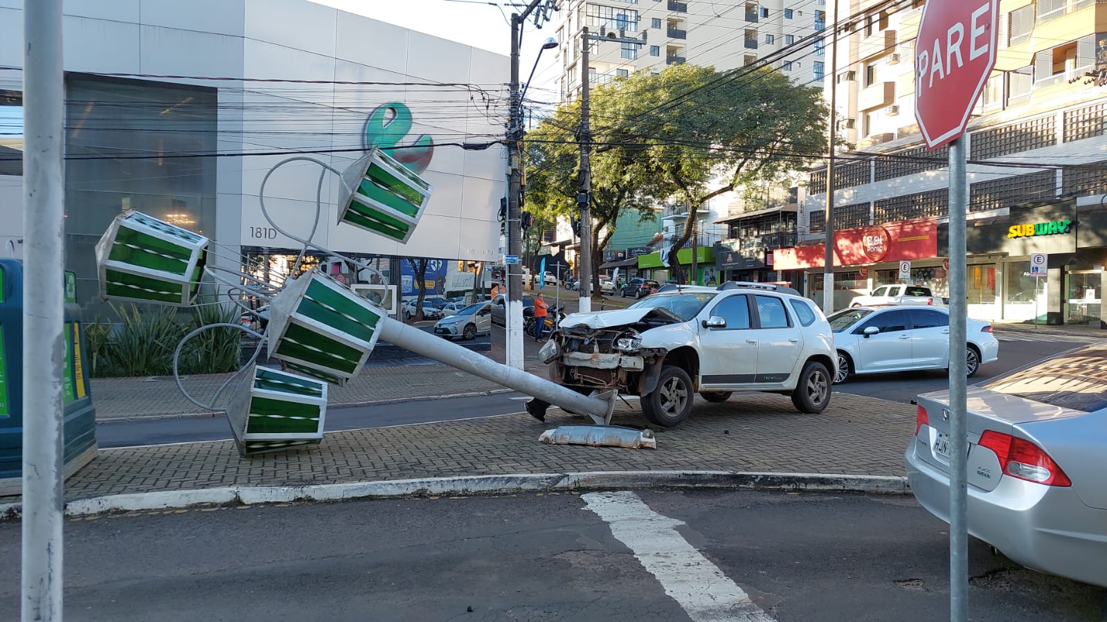 Acidente Entre Carros Derruba Poste De Luz Em Chapec Veja Fotos