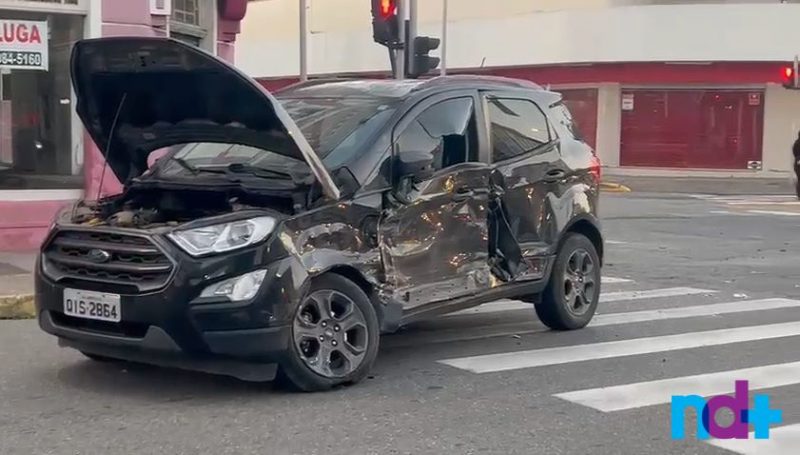 Acidente aconteceu na manh&atilde; desta quarta-feira (28) no centro de Joinville – Foto: Felipe Bambace/NDTV