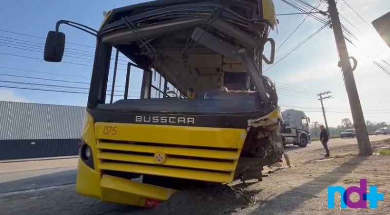 Acidente deixou a frente do &ocirc;nibus destru&iacute;da – Foto: Felipe Bambace/NDTV