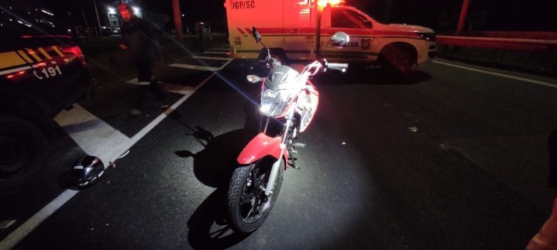 mulher esmagada estava de carona na moto