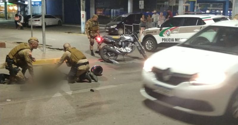 Vídeo: Motociclista sobe em carro e quebra vidro traseiro durante discussão  nos EUA