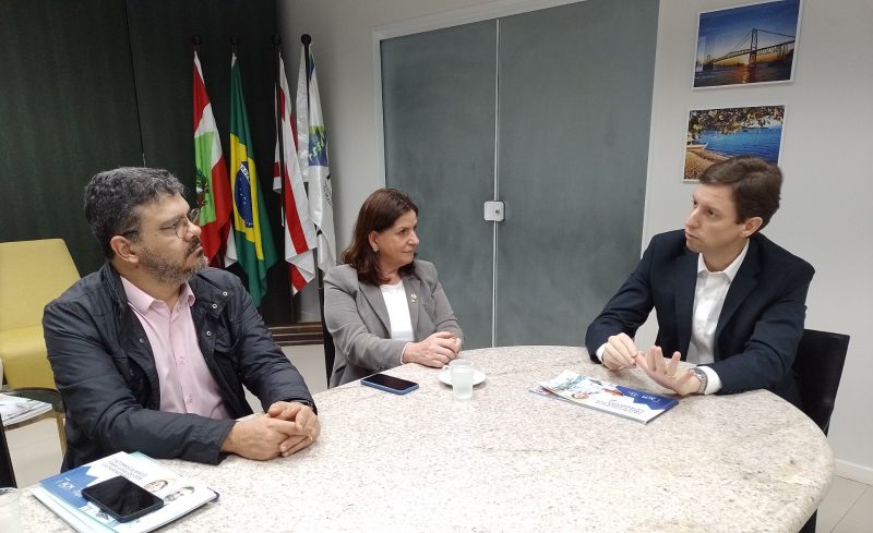 Presidente da ACM, Ademar Oliveira Paes J&uacute;nior, e a Secret&aacute;ria da Sa&uacute;de, Carmen Zanotto, realizam reuni&atilde;o – Foto: Divulga&ccedil;&atilde;o