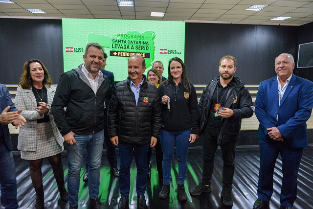 Novas viaturas, c&acirc;meras e esta&ccedil;&otilde;es de trabalho foram entregues &agrave; Pol&iacute;cia Civil do Alto Vale do Itaja&iacute; nesta quinta-feira (29) – Foto: Eduardo Valente/Divulga&ccedil;&atilde;o/ND