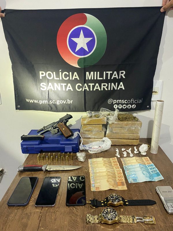 Duo was arrested with weapons, drugs and money in Tijukas.