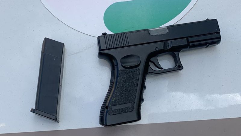 Simulacro foi encontrado em matagal pr&oacute;ximo a escola – Foto: Pol&iacute;cia Militar/Reprodu&ccedil;&atilde;o/ND