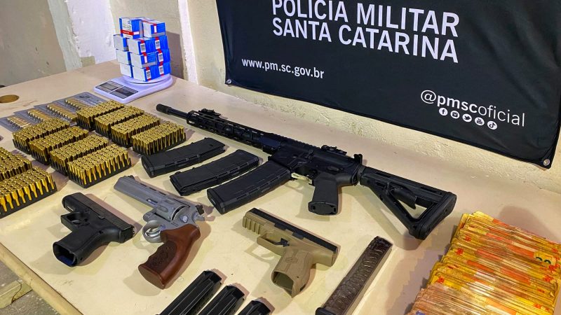 The man was found with more than 40,000 reais in cash and heavy weapons – Photo: 12º BPM/Reproduction