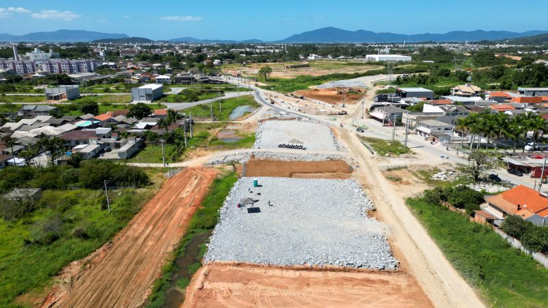Com o objetivo de contornar a dificuldade natural do solo da regi&atilde;o, a Arteris Litoral Sul faz um trabalho espec&iacute;fico e tecnol&oacute;gico de geotecnia antes de realizar o aterro, para que quando a carga for colocada por cima do local, o terreno possa ser estabilizado de forma homog&ecirc;nea – Foto: Arteris Litoral Sul/Divulga&ccedil;&atilde;o