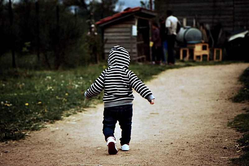 Bebê foi encontrado caminhando sozinho na rua 