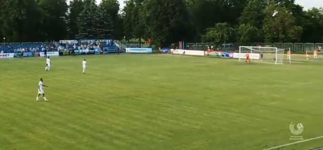 Frango ou golaço? Craque deixa todos em dúvida no estádio