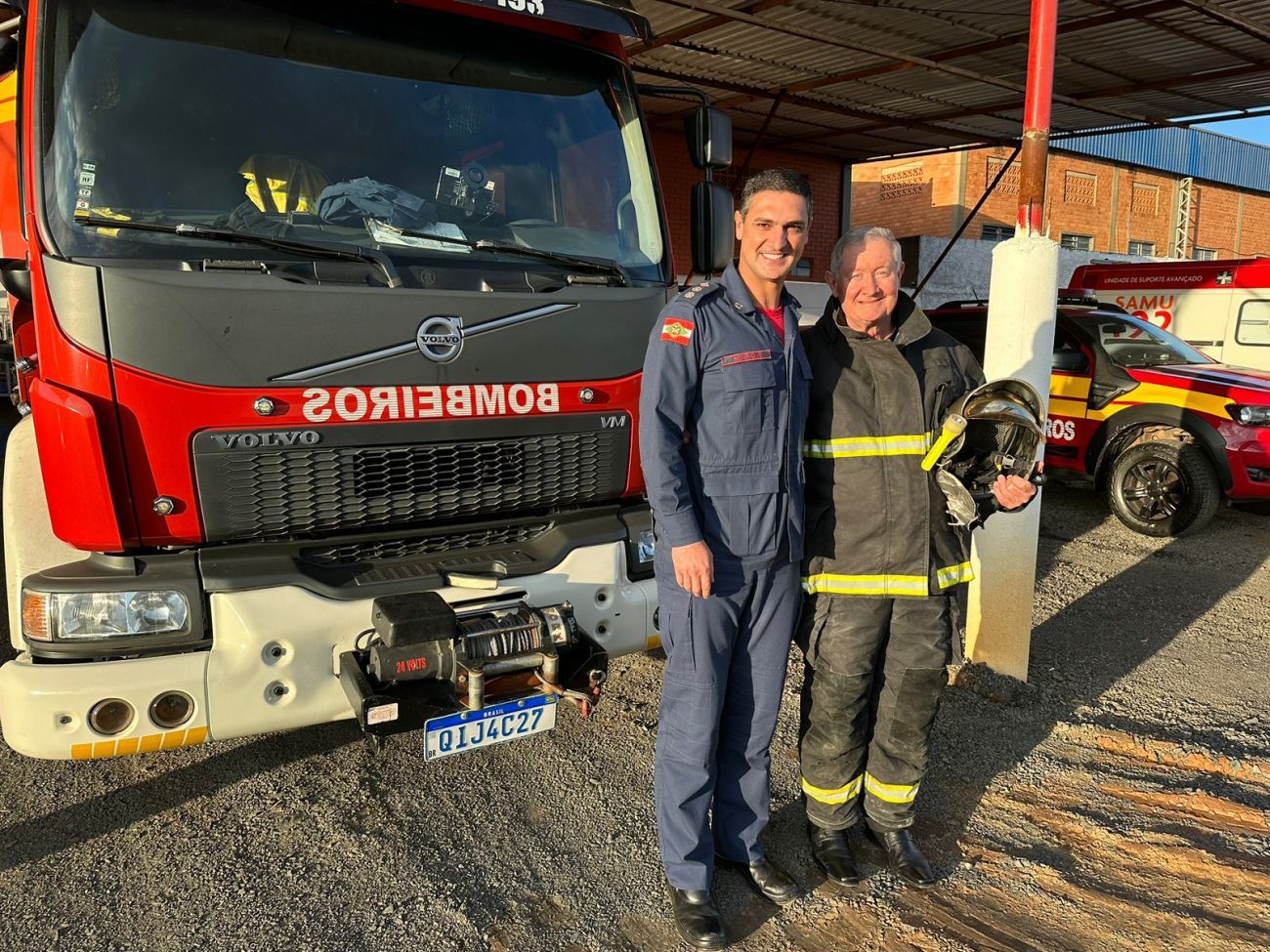 Bispo ao lado do comandante do 4º BBM, tenente-coronel Henrique Piovezam - CBMSC/Divulgação/ND