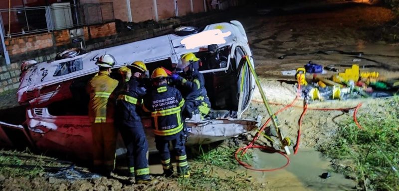 Kombi capotou em Indaial, no Vale do Itaja&iacute; – Foto: Bombeiros Volunt&aacute;rios de Indaial/Reprodu&ccedil;&atilde;o/ND