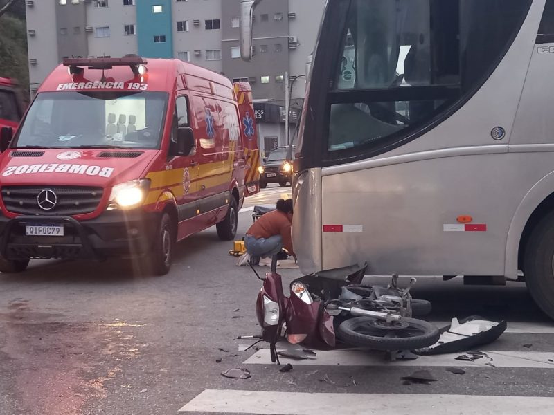 Uma moto, carro e ônibus se envolveram no acidente na manhã dessa sexta-feira (30) que deixou o motoqueiro gravemente ferido 