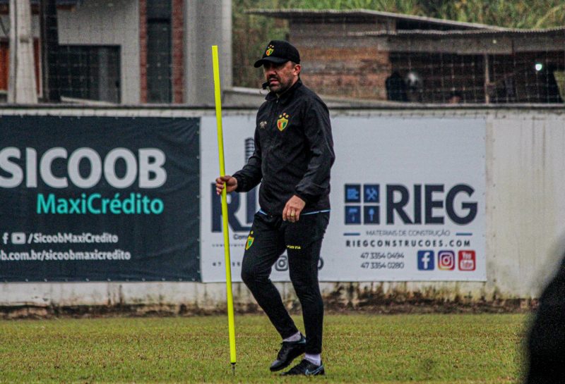 Luizinho Lopes está pressionado no Brusque