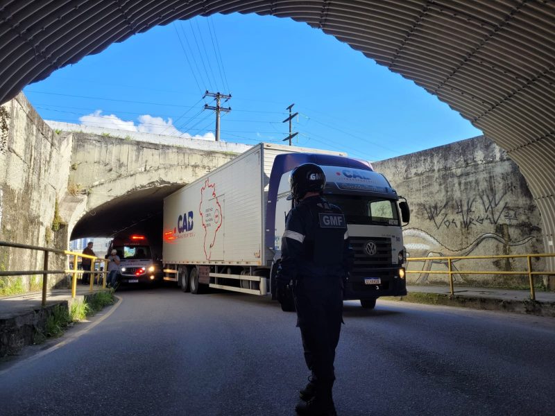 Caminh&atilde;o fica preso em t&uacute;nel de Florian&oacute;polis – Foto: GMF/Divulga&ccedil;&atilde;o/ND