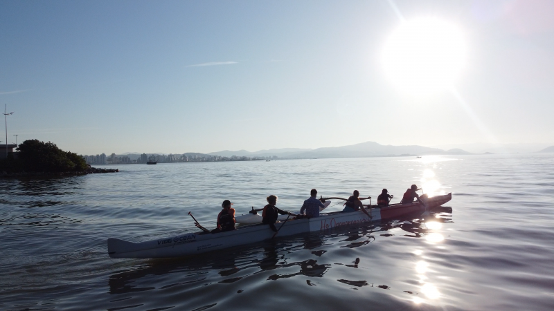 Na avenida Beira-Mar Norte, d&aacute; para assistir ao p&ocirc;r do Sol conferindo equipes do remo – Foto: Reprodu&ccedil;&atilde;o NDTV RecordTV/ND