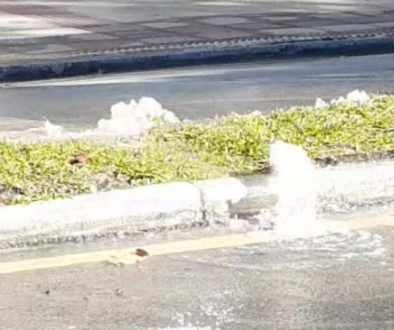 FRAME – Rompimento de rede da Casan em Florian&oacute;polis causa interdi&ccedil;&atilde;o parcial de rua – Foto: Divulga&ccedil;&atilde;o/ND