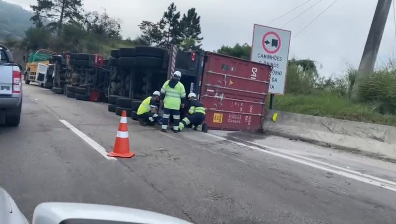 Motoristas enfrentam fila ap&oacute;s carreta tombar no Morro do Boi, em Balne&aacute;rio Cambori&uacute; – Foto: Juliana Senne/NDTV