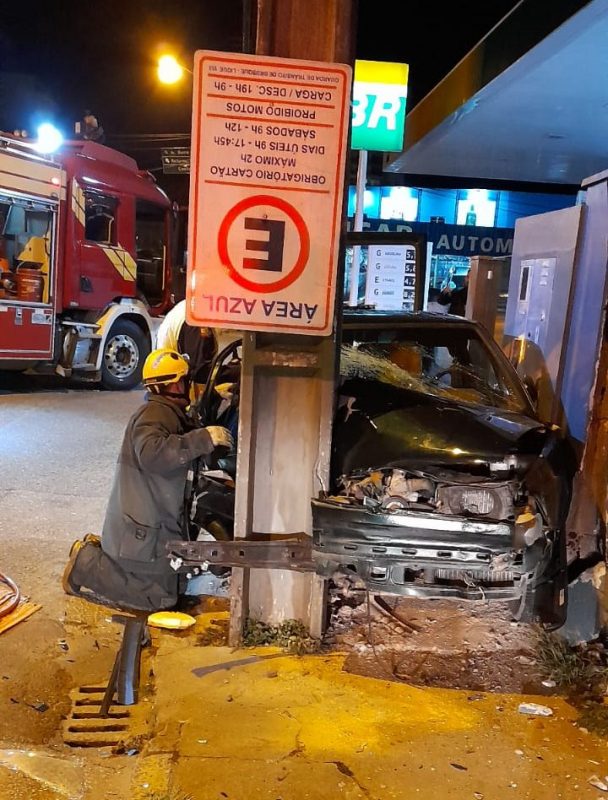 Adolescente bateu o carro em poste e ficou gravemente ferido em Brusque 