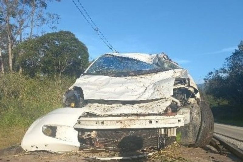 Carro ficou destruído após cair de ribanceira em São João Batista