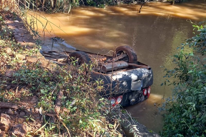 Após cair da ponte, carro ficou de cabeça para baixo no riacho em Tigrinhos