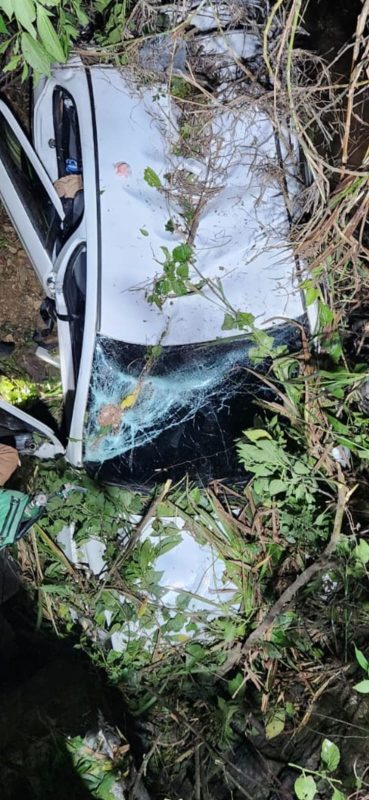 Carro cai em ribeir&atilde;o de seis metros de altura e deixa duas pessoas feridas em Api&uacute;na – Foto: Corpo de Bombeiros Volunt&aacute;rios da Uni&atilde;o/Reprodu&ccedil;&atilde;o/ND