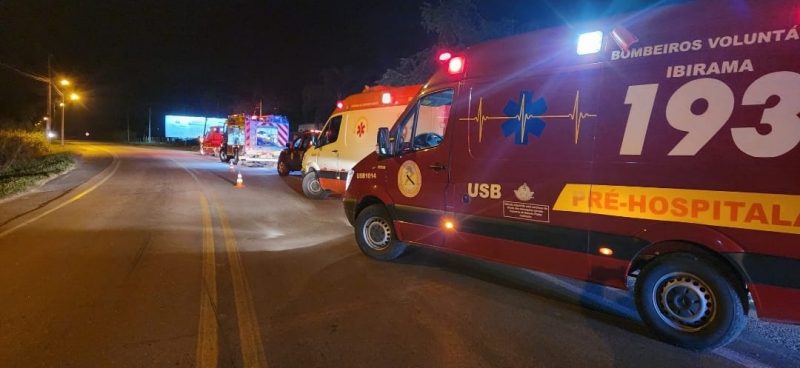 Carro cai em ribeir&atilde;o de seis metros de altura e deixa duas pessoas feridas em Api&uacute;na – Foto: Corpo de Bombeiros Volunt&aacute;rios da Uni&atilde;o/Reprodu&ccedil;&atilde;o/ND